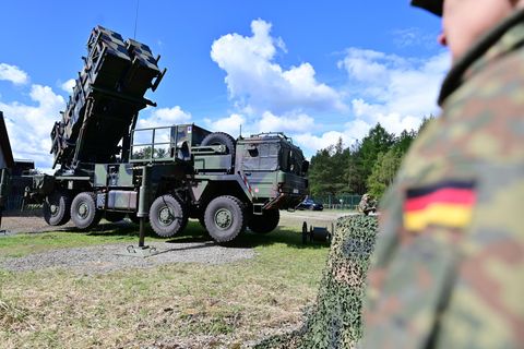 Ein Soldat der Bundeswehr steht während einer Übung neben dem Patriot-Luftabwehrsystem.