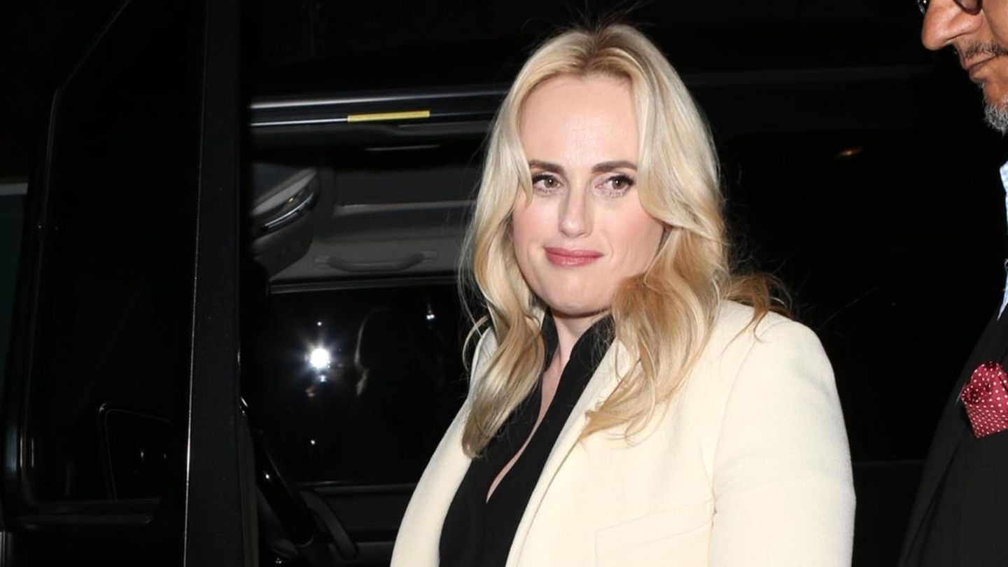 Rebel Wilson reports on an orgy with British royals and drugs
