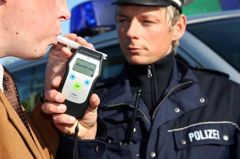 Eigenbrauer-Syndrom Alkoholtest Symbolbild