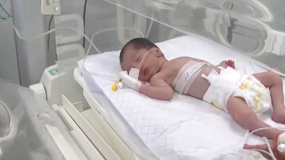Schwangere Mutter durch israelischen Luftangriff getötet – Ärzte retten Baby durch Notkaiserschnitt