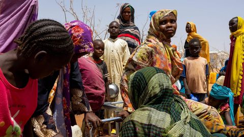 Menschen, die aus dem Sudan in den Tschad geflüchtet sind
