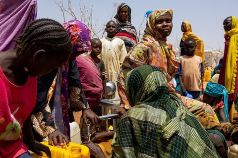 Menschen, die aus dem Sudan in den Tschad geflüchtet sind