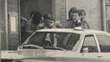 An anderer Stelle im Heft: eine Fotoreportage über eine Geiselnahme in einer Bank in Hamburg. Der Täter wird von der Polizei erschossen – der erste "finale Rettungsschuss" in der bundesdeutschen Kriminalgeschichte.