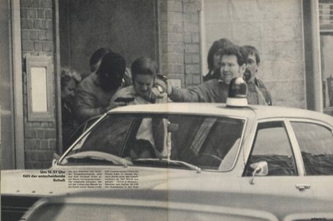 An anderer Stelle im Heft: eine Fotoreportage über eine Geiselnahme in einer Bank in Hamburg. Der Täter wird von der Polizei erschossen – der erste "finale Rettungsschuss" in der bundesdeutschen Kriminalgeschichte.