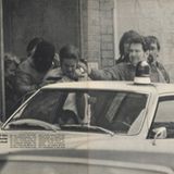 An anderer Stelle im Heft: eine Fotoreportage über eine Geiselnahme in einer Bank in Hamburg. Der Täter wird von der Polizei erschossen – der erste "finale Rettungsschuss" in der bundesdeutschen Kriminalgeschichte.