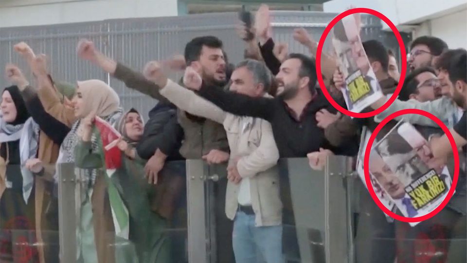 Bei Türkei-Besuch: Steinmeier mit "Mörder"-Parolen und Hitler-Plakaten empfangen