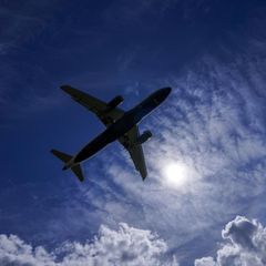 Ein Flugzeug zeichnet sich am Himmel über Großbritannien ab