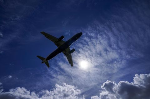 Ein Flugzeug zeichnet sich am Himmel über Großbritannien ab