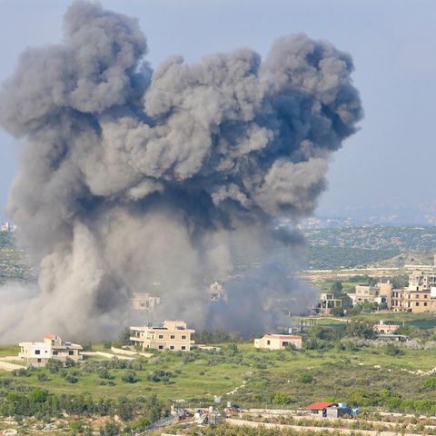 Nach einem israelischen Luftangriff steigt Rauch über Madschdal Zun auf, einem Dorf im Südlibanon