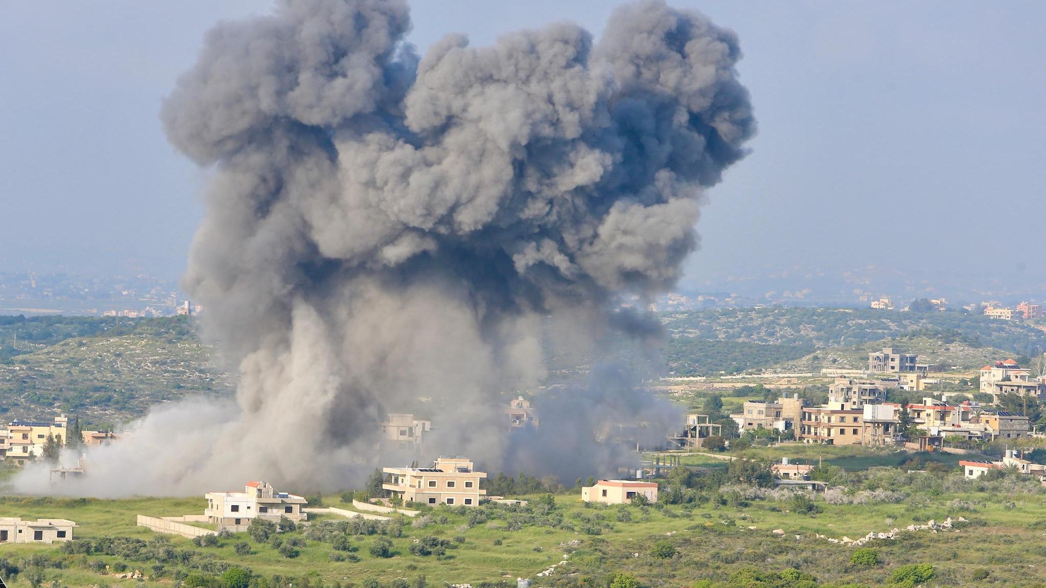 Nach einem israelischen Luftangriff steigt Rauch über Madschdal Zun auf, einem Dorf im Südlibanon