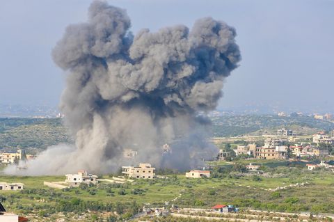 Nach einem israelischen Luftangriff steigt Rauch über Madschdal Zun auf, einem Dorf im Südlibanon