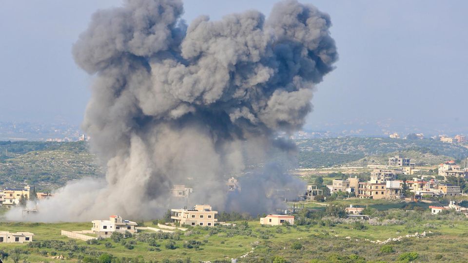 Nach einem israelischen Luftangriff steigt Rauch über Madschdal Zun auf, einem Dorf im Südlibanon