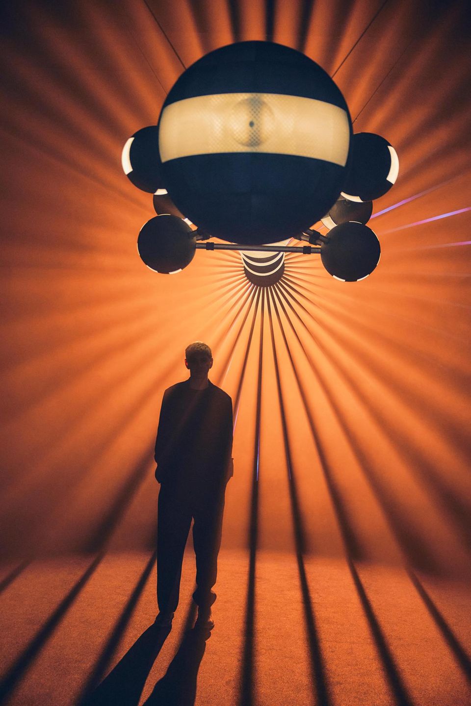 Biennale in Venedig Lichtgestalterin: die in Berlin lebende Israelin Yael Bartana inmitten ihrer Installation im deutschen Pavillon