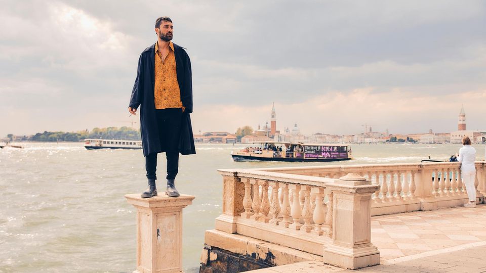 Ein Mann steht auf einem Sockel in Venedig