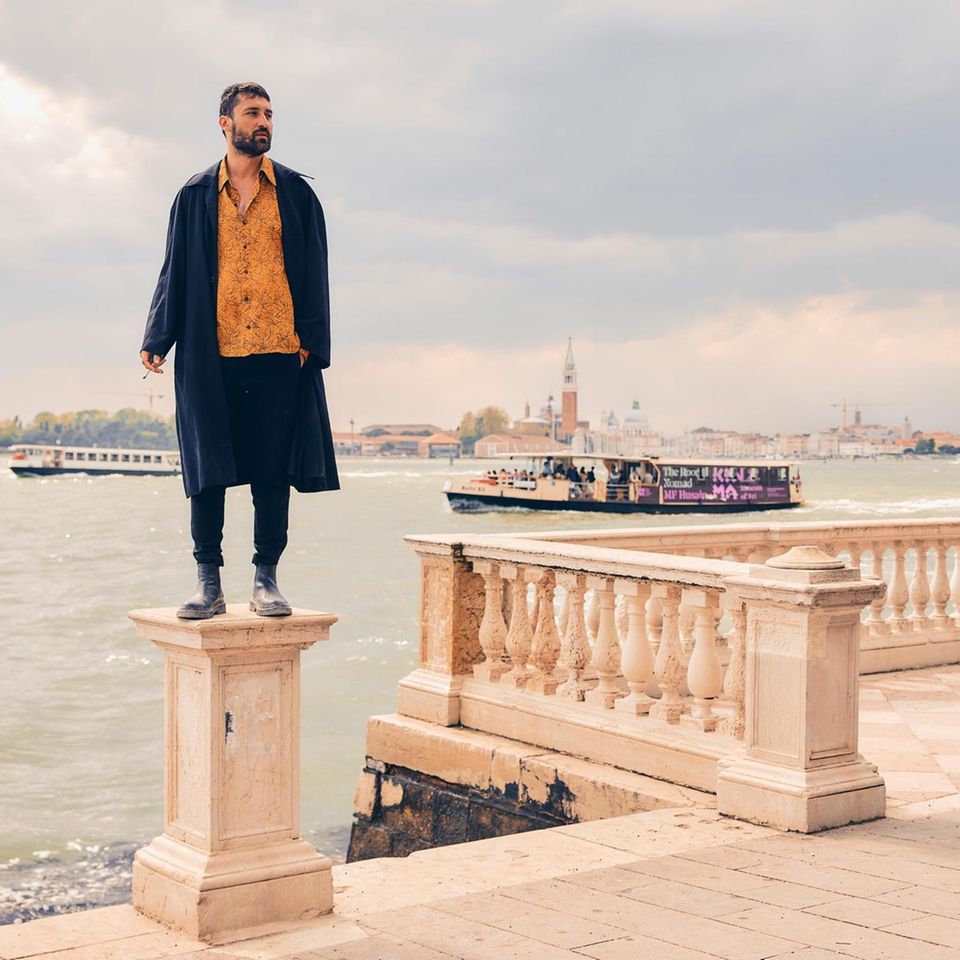 Ein Mann steht auf einem Sockel in Venedig