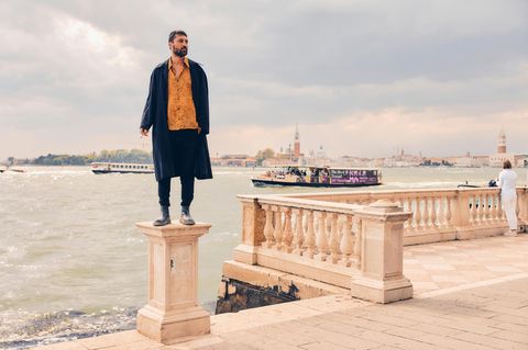 Ein Mann steht auf einem Sockel in Venedig