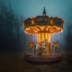 Kinderkarussell im Nebel