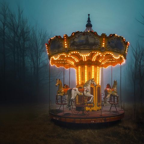 Kinderkarussell im Nebel