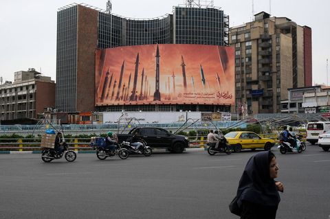 Ein riesiges Plakat an einer viel befahrenen Straße in Teheran zeigt mehrere Raketen im Sonnenuntergang