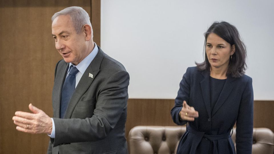Hier lang? Da lang! Nicht immer einig in der Ausrichtung: Außenministerin Annalena Baerbock mit Ministerpräsident Benjamin Netanjahu bei ihrem Besuch in Israel 