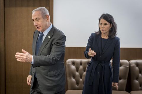 Hier lang? Da lang! Nicht immer einig in der Ausrichtung: Außenministerin Annalena Baerbock mit Ministerpräsident Benjamin Netanjahu bei ihrem Besuch in Israel 