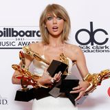 Taylor Swift bei den Billboard-music-Awards 2015 mit 5Awards im Arm