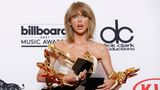 Taylor Swift bei den Billboard-music-Awards 2015 mit 5Awards im Arm