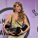 Taylor Swift mit vier Preisen im Arm 2022 beim American Music Award