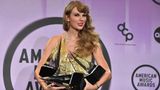 Taylor Swift mit vier Preisen im Arm 2022 beim American Music Award