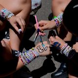 Hände, auf die die Zahl 13 gemalt wurde