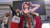 Fans von Taylor Swift bei dem ersten Konzert ihrer Eras Tour in Japan