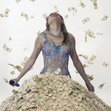 Taylor Swift steht in einem Haufen Geld