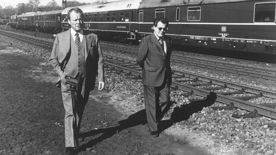 Willy Brandt und Günter Guillaume auf einer Eisenbahnstrecke im Jahr 1974