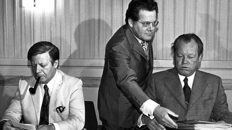 Helmut Schmidt, Günter Guillaume und Willy Brandt bei einer SPD-Vorstandssitzung