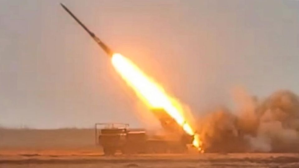 Ein BM-27 Uragan-Mehrfachraketen-System feuert an der südlichen Donezk-Front