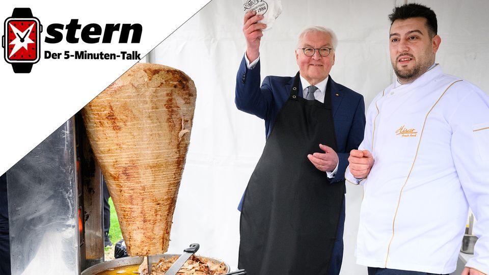 Steinmeier mit einem Dönerspieß Buch-Flop und Döner-Klischee: Was ist bloß mit unserem Bundespräsidenten los?