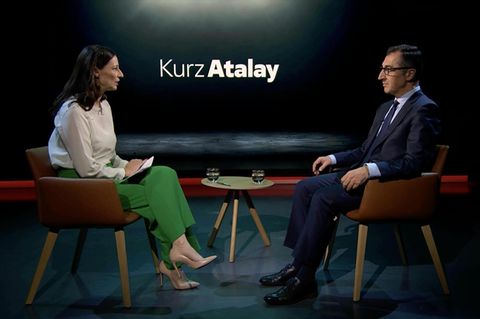 Journalistin Pinar Atalay im Gespräch mit Bundeslandwirtschaftsminister Cem Özdemir