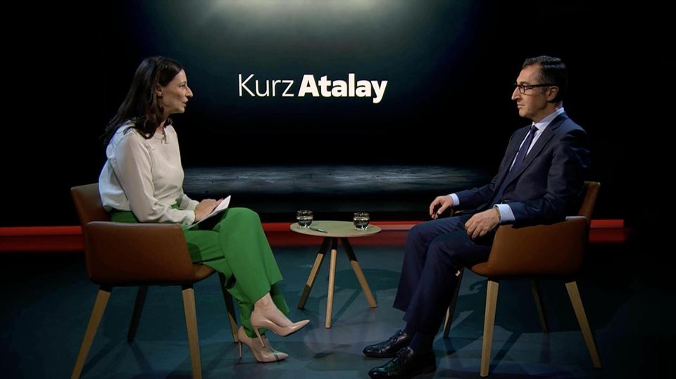 Journalistin Pinar Atalay im Gespräch mit Bundeslandwirtschaftsminister Cem Özdemir
