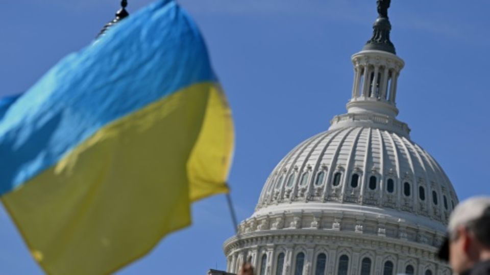 Ukrainische Flagge vor dem US-Kongress in Washington