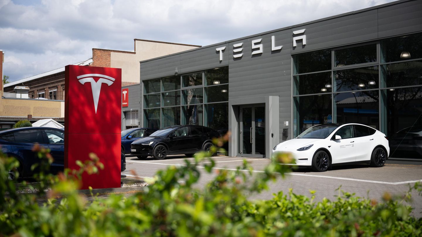 Tesla-Umsatz schrumpft erstmals seit vier Jahren – Billig-Modelle sollen schneller kommen
