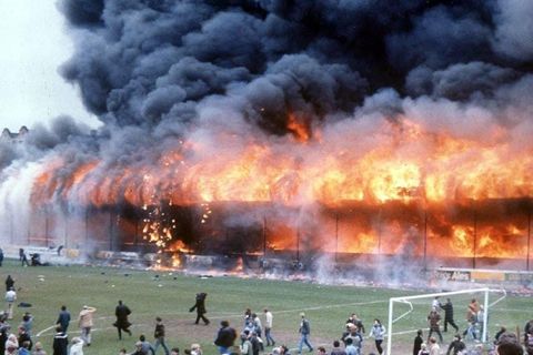Bradford City: Das Dach der Tribüne vom Valley-Pallade-Stadion steht in Vollbrand