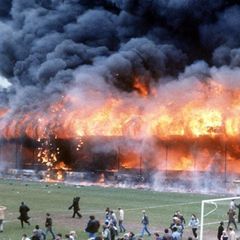 Bradford City: Das Dach der Tribüne vom Valley-Pallade-Stadion steht in Vollbrand