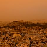 Eine Wolke Saharastaub hat Griechenlands Hauptstadt Athen und ihr Wahrzeichen, die Akropolis, erreicht. Fachleute hatte bereits vor der Wetterlage gewarnt und vor allem Menschen mit Atemwegserkrankungen und Allergien geraten, sich nicht im Freien aufzuhalten. 