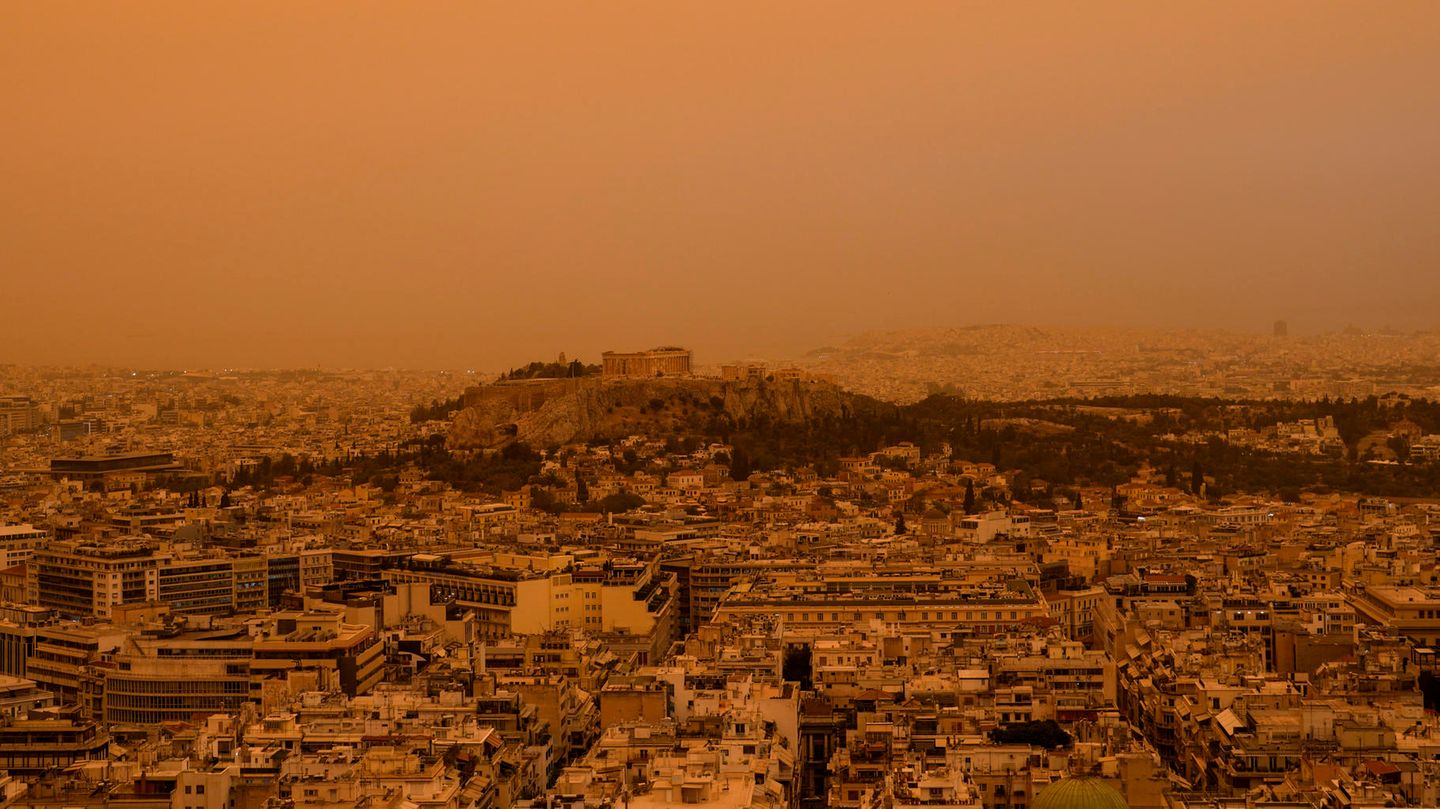 Eine Wolke Saharastaub hat Griechenlands Hauptstadt Athen und ihr Wahrzeichen, die Akropolis, erreicht. Fachleute hatte bereits vor der Wetterlage gewarnt und vor allem Menschen mit Atemwegserkrankungen und Allergien geraten, sich nicht im Freien aufzuhalten. 