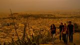 Während diese Touristen sich noch den Aufstieg auf den Lycabettus-Hügel zutrauen, sind am Dienstag in Athen mehr Menschen in den Notaufnahmen der Krankenhäuser vorstellig geworden als sonst. Sie klagten meist über Kurzatmigkeit, Husten und Brustschmerzen.