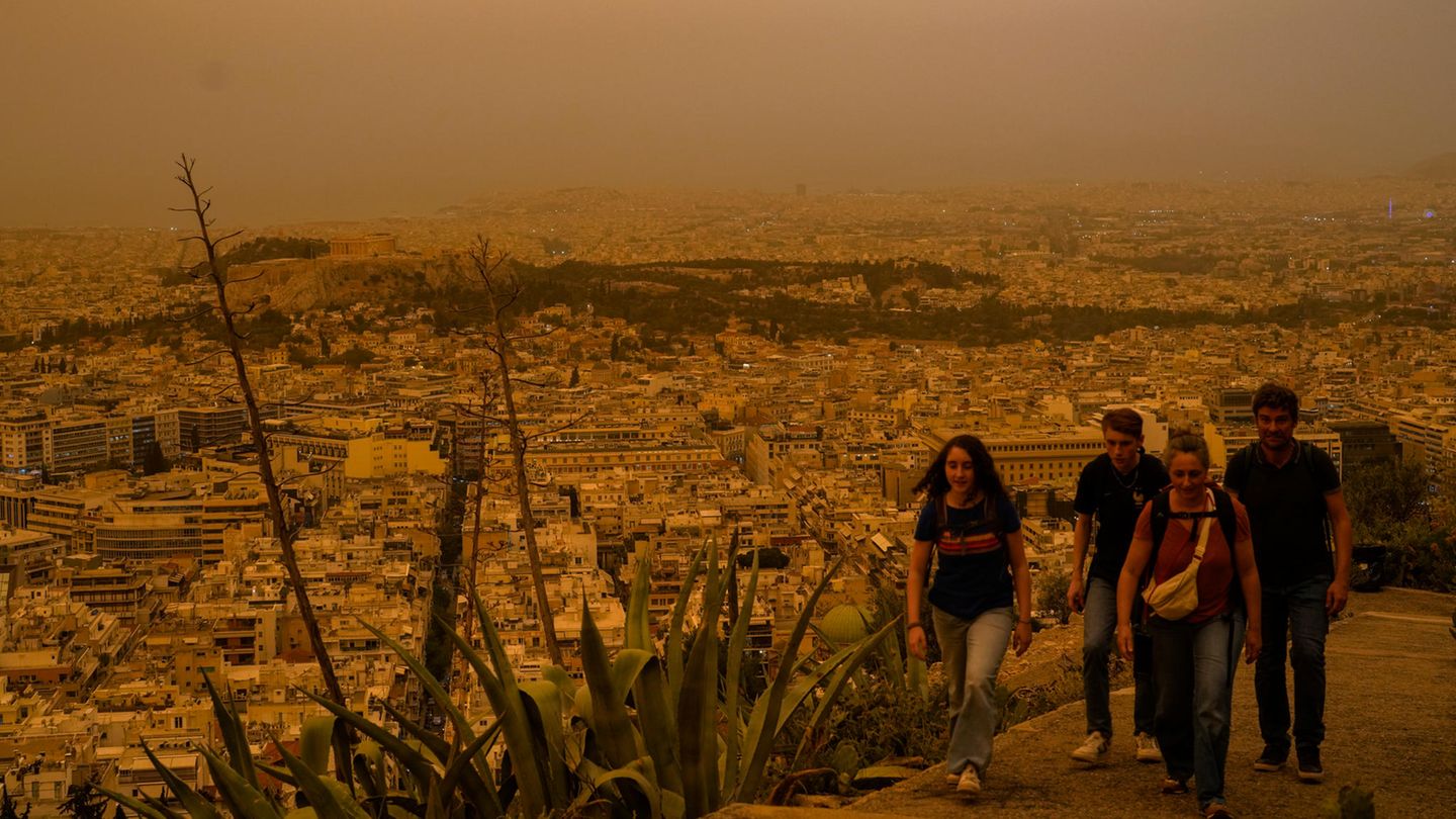 Während diese Touristen sich noch den Aufstieg auf den Lycabettus-Hügel zutrauen, sind am Dienstag in Athen mehr Menschen in den Notaufnahmen der Krankenhäuser vorstellig geworden als sonst. Sie klagten meist über Kurzatmigkeit, Husten und Brustschmerzen.