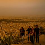 Während diese Touristen sich noch den Aufstieg auf den Lycabettus-Hügel zutrauen, sind am Dienstag in Athen mehr Menschen in den Notaufnahmen der Krankenhäuser vorstellig geworden als sonst. Sie klagten meist über Kurzatmigkeit, Husten und Brustschmerzen.