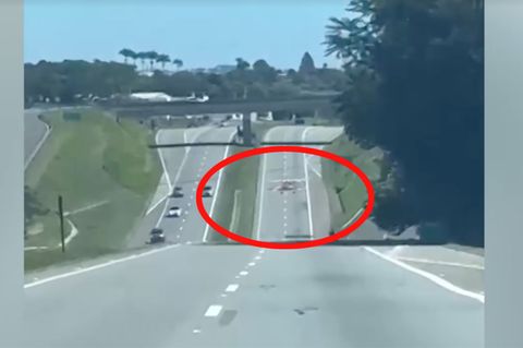 Kleinflugzeug muss auf Straße notlanden