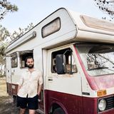 Oliver steht vor seinem Wohnwagen