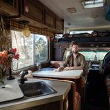 Torsten sitzt in seinem Camper